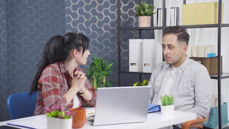 el entrenador de vida motiva a la persona triste. ama la vida.