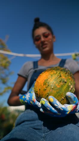 mujer con un mono de calabaza y denim