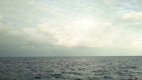 Olas-En-El-Océano-Cámara-Lenta-Hermosas-Imágenes-De-Un-Barco-Olas-Del-Océano