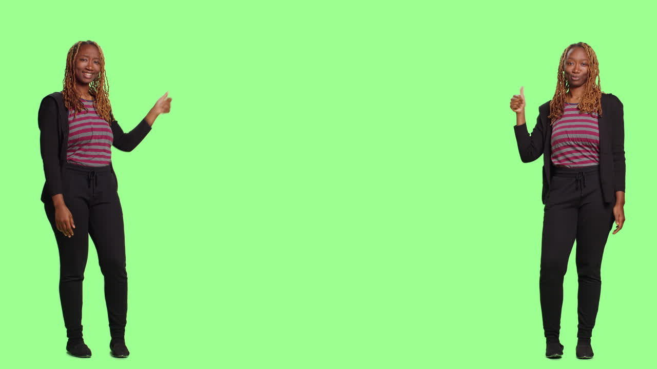 Uma mulher fazendo uma apresentação em um fundo verde e fazendo um sinal de positivo
