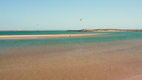 antena: kitesurf en la laguna de alvor