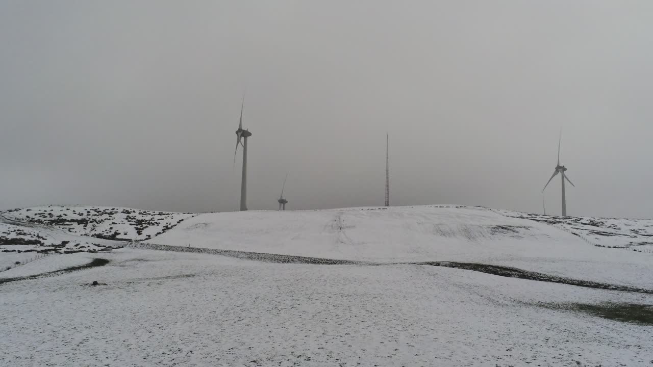 겨울 산 시골 농촌 고원 조감도에 바람 터빈 차가운 눈보라 계곡 언덕 상승