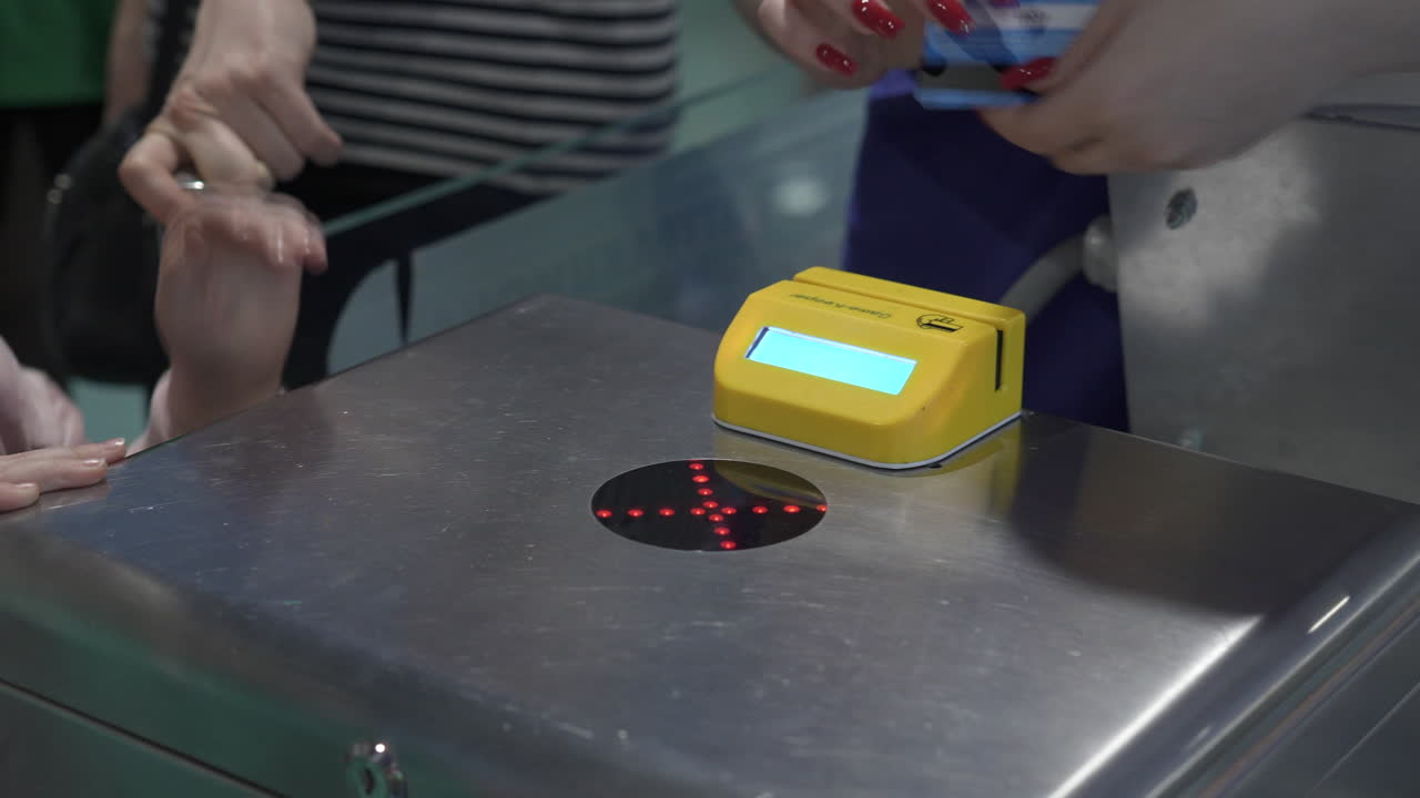 pago por el acceso en una puerta de tránsito