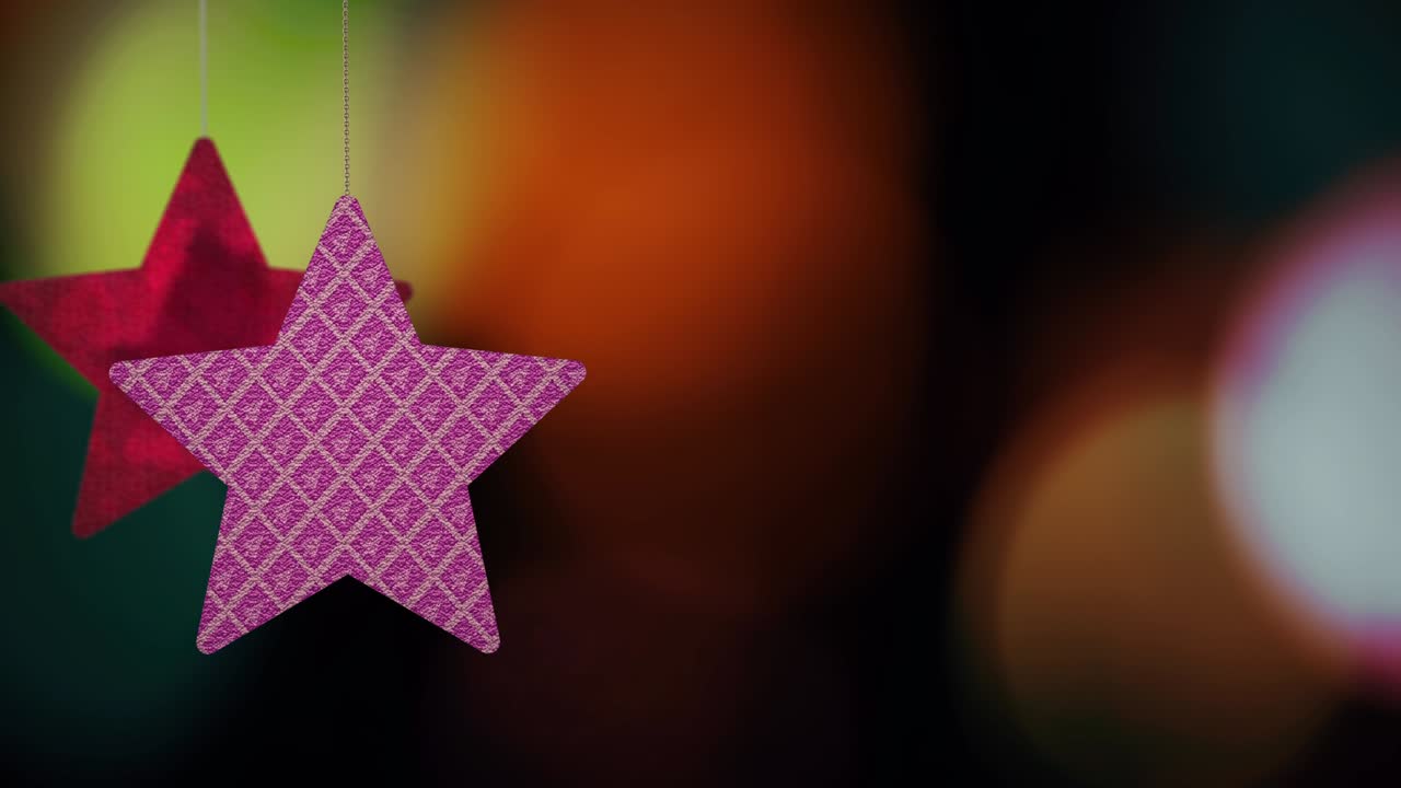 los adornos de las estrellas de navidad se mueven en el fondo de bokeh.