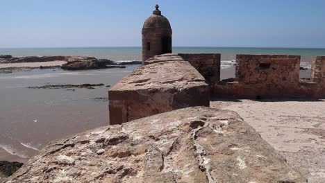 Das-Sqala-Gebäude-In-Essaouira,-Marokko,-Ist-Ein-Historisches-Bauwerk-Mit-Quadratischer-Form,-Dicken-Steinmauern-Und-Dekorativen-Elementen