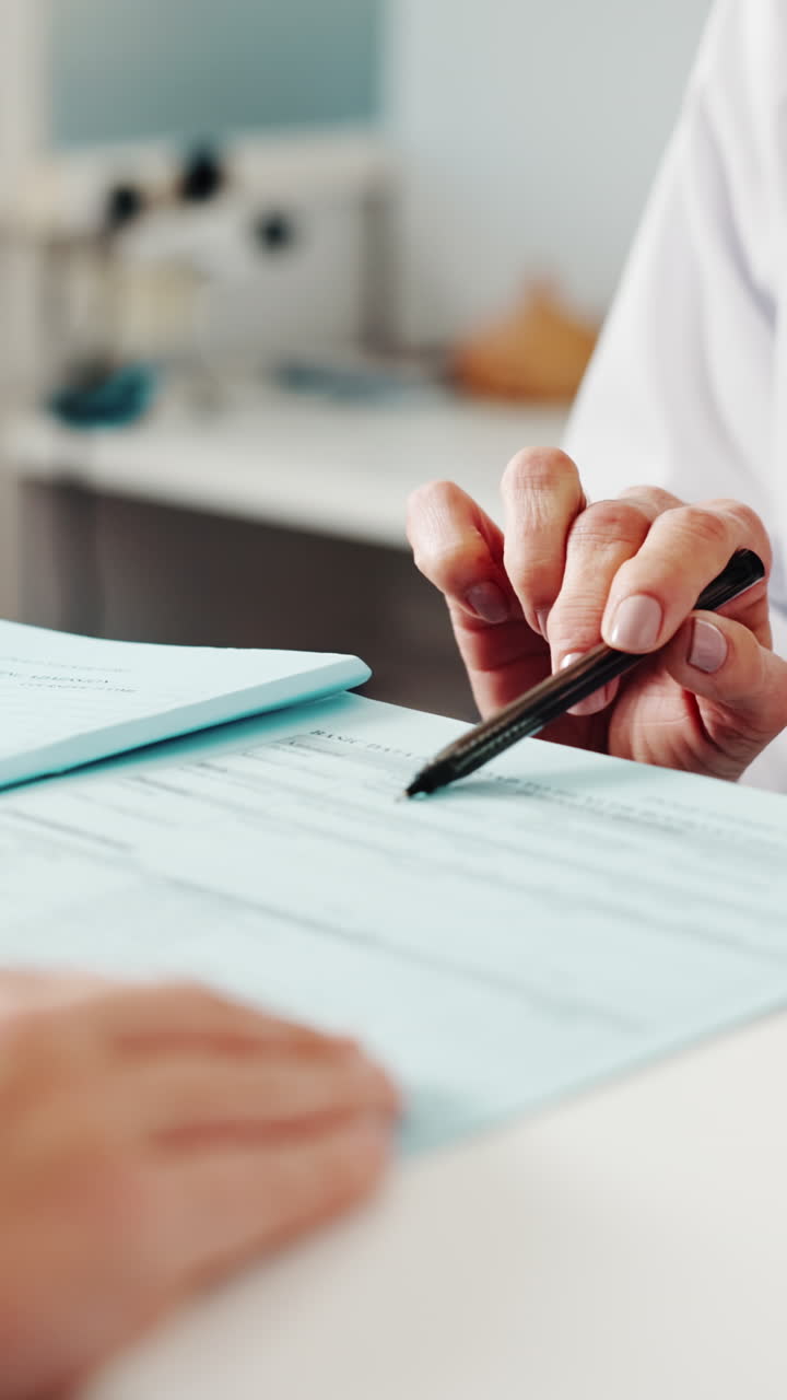Mano di un professionista che indica un documento con una penna.