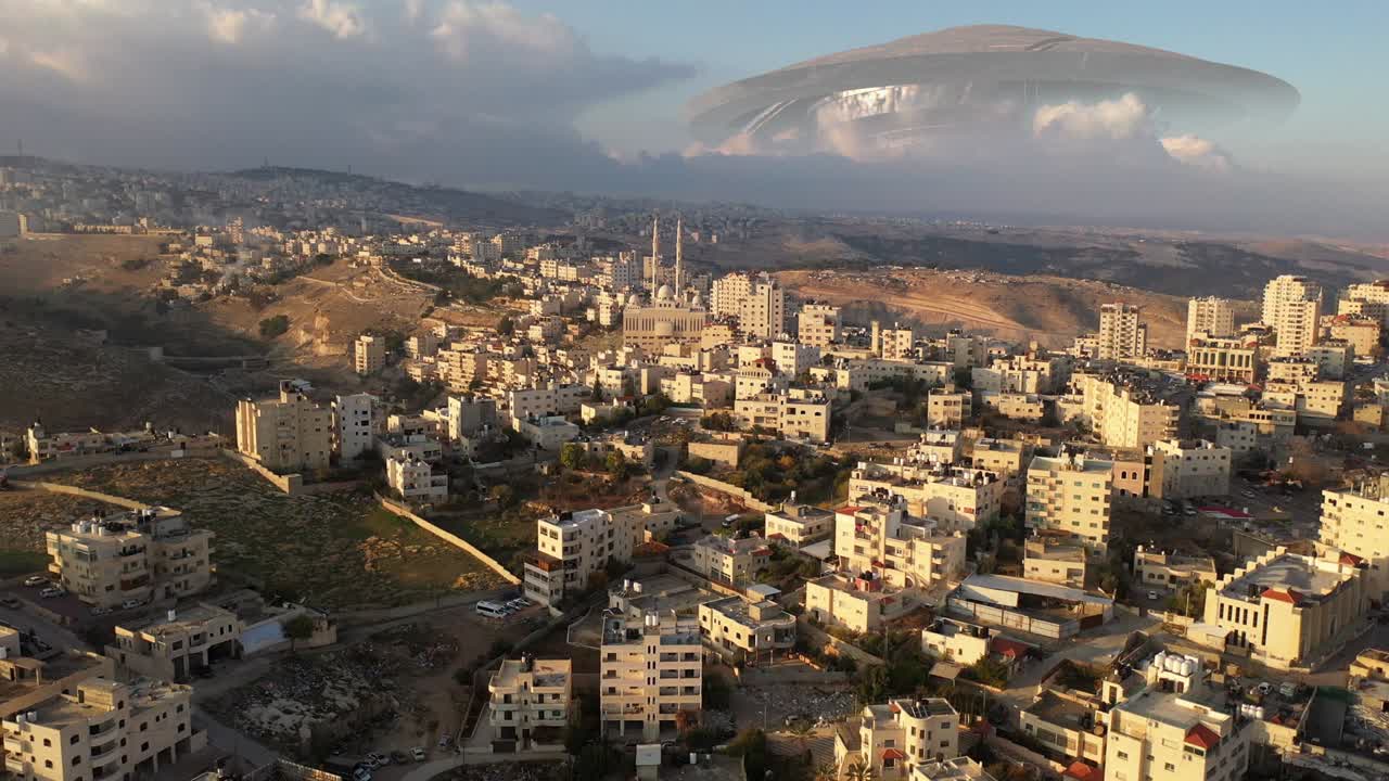 이슬람 마을 위의 구름 속에 있는 외계인 우주선