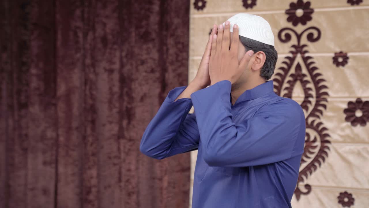 인도 무슬림 남자가 알라에게 기도하고 나마즈를 읽고 있습니다.