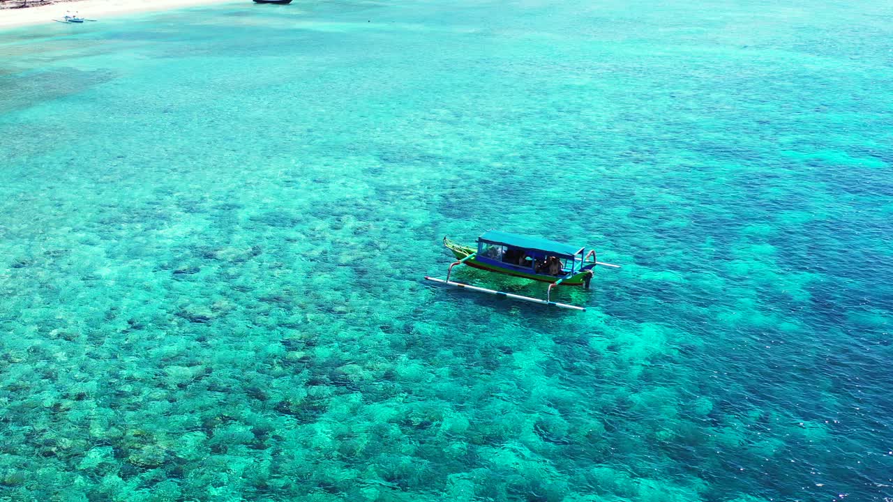 playa exótica tropical con el barco solitario flotando en el agua del océano de la laguna turquesa pura perfecta