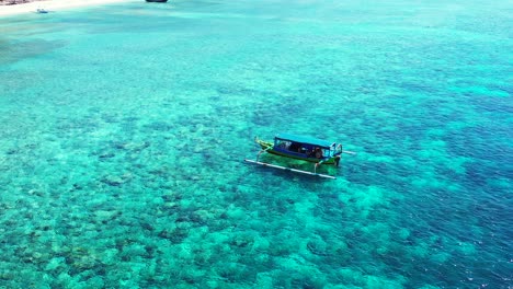Tropischer-Exotischer-Strand-Mit-Dem-Einsamen-Boot,-Das-Auf-Perfektem,-Reinem-Türkisfarbenem-Meerwasser-Der-Lagune-Schwimmt