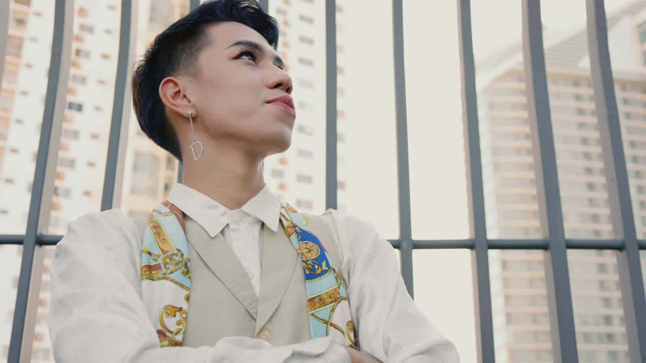 영감과 동기를 부여하는 아시아 트랜스젠더의 초상화