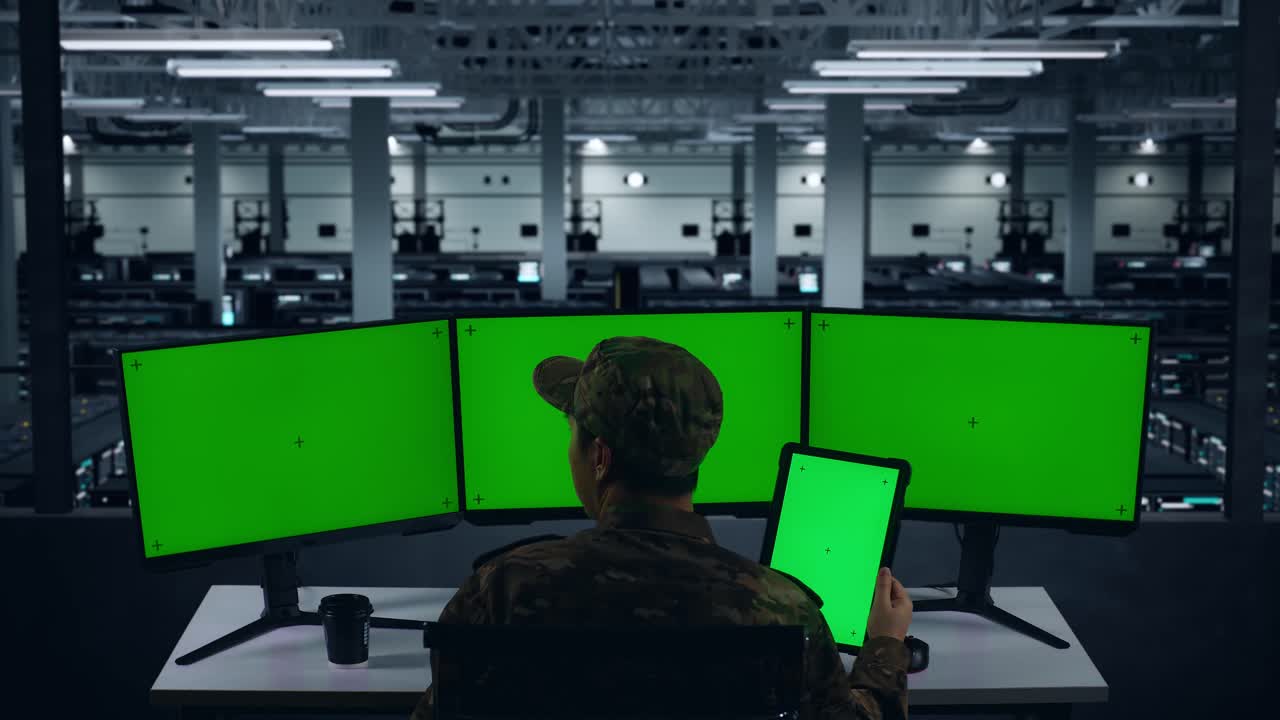 vista trasera de militares asiáticos trabajando con tableta y múltiples monitores de computadora con pantalla verde simulada en el centro de datos