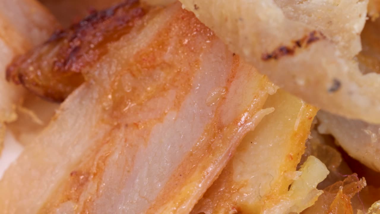 pequeños trozos grasos de carne de kebab halal