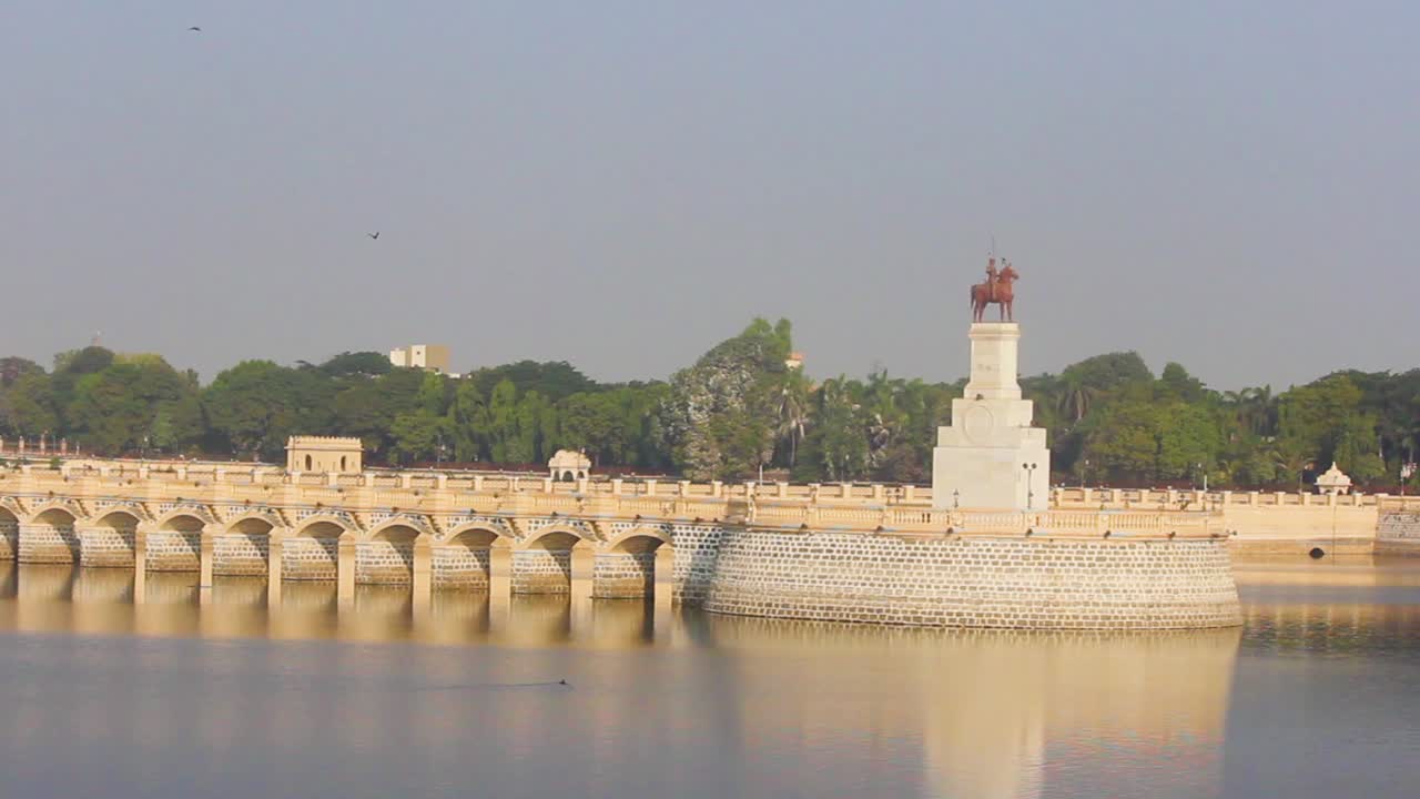 Bellissimo palazzo al centro del lago Lakota, città di Jamnagar, Gujarat, video stock.