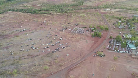 Vista-Aérea-Panorámica-De-La-Comunidad-De-Kalkaringi-Durante-El-Festival-Del-Día-De-La-Libertad,-Territorio-Del-Norte-De-Australia,-26-De-Agosto-De-2022