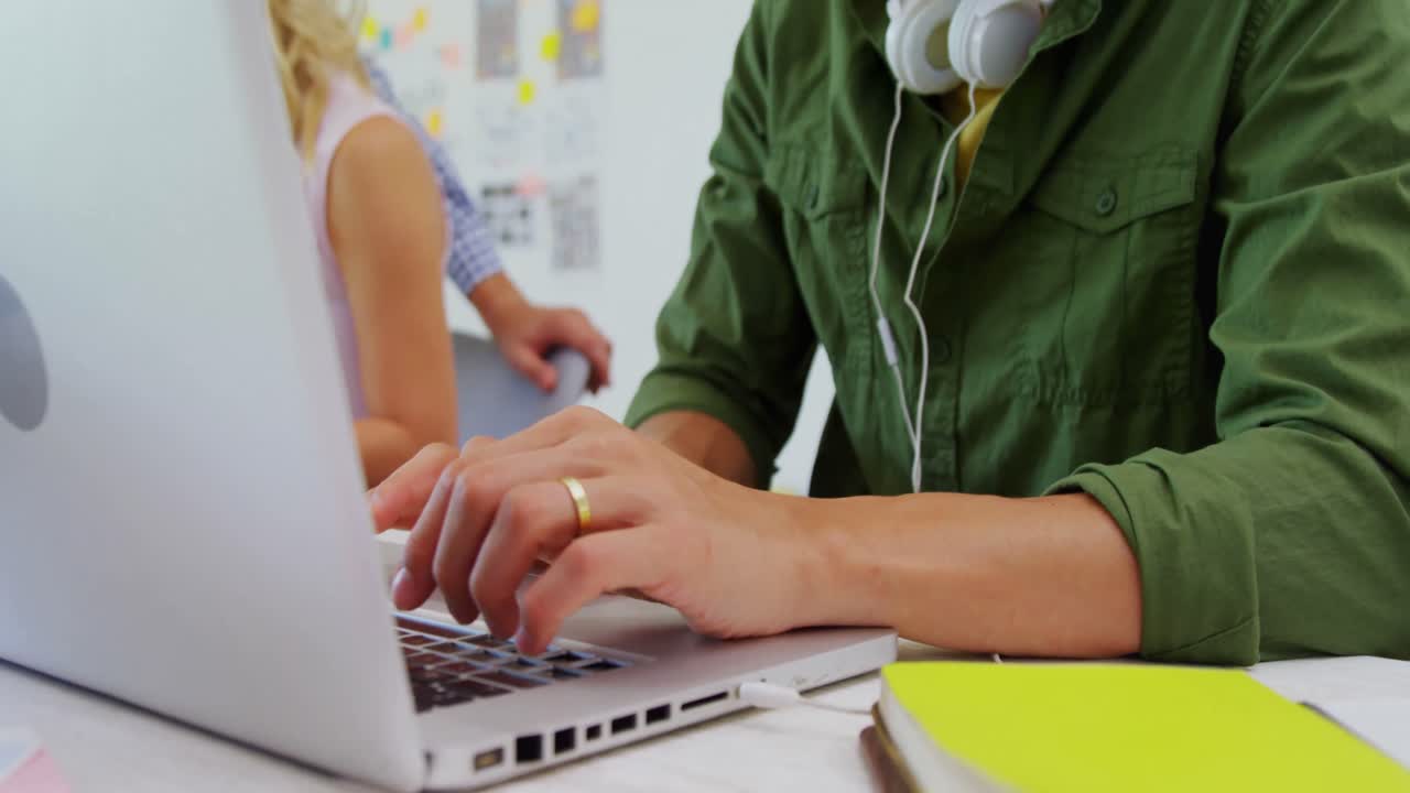 ejecutivo atento usando computadora portátil en el escritorio 4k