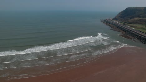 Foamy-Waves-Rolling-In-The-Sea-At-The-North-Bay-Beach-In-Scarborough,-Yorkshire,-UK