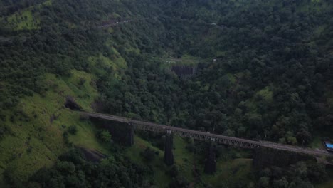 Vista-Aérea-De-La-Vía-Férrea-India-Y-La-Autopista-India-Que-Corren-Paralelas-En-Una-Sola-Toma-Con-El-Tren-De-Carga-Y-El-Paso-De-La-Locomotora