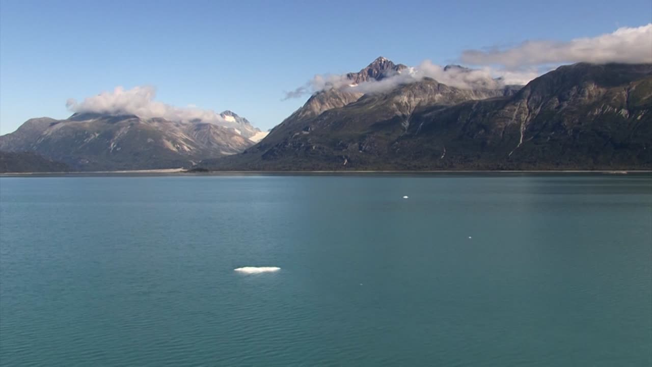 산 위의 솜털 구름