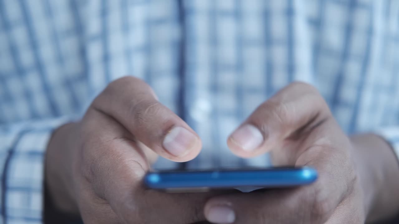 persona que utiliza un teléfono inteligente