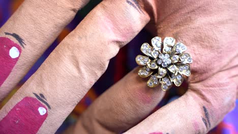 Detalle-De-La-Mano-Con-Un-Hermoso-Anillo-De-La-Muñeca-Esqueleto-Para-La-Celebración-Del-Día-De-Los-Muertos-En-México