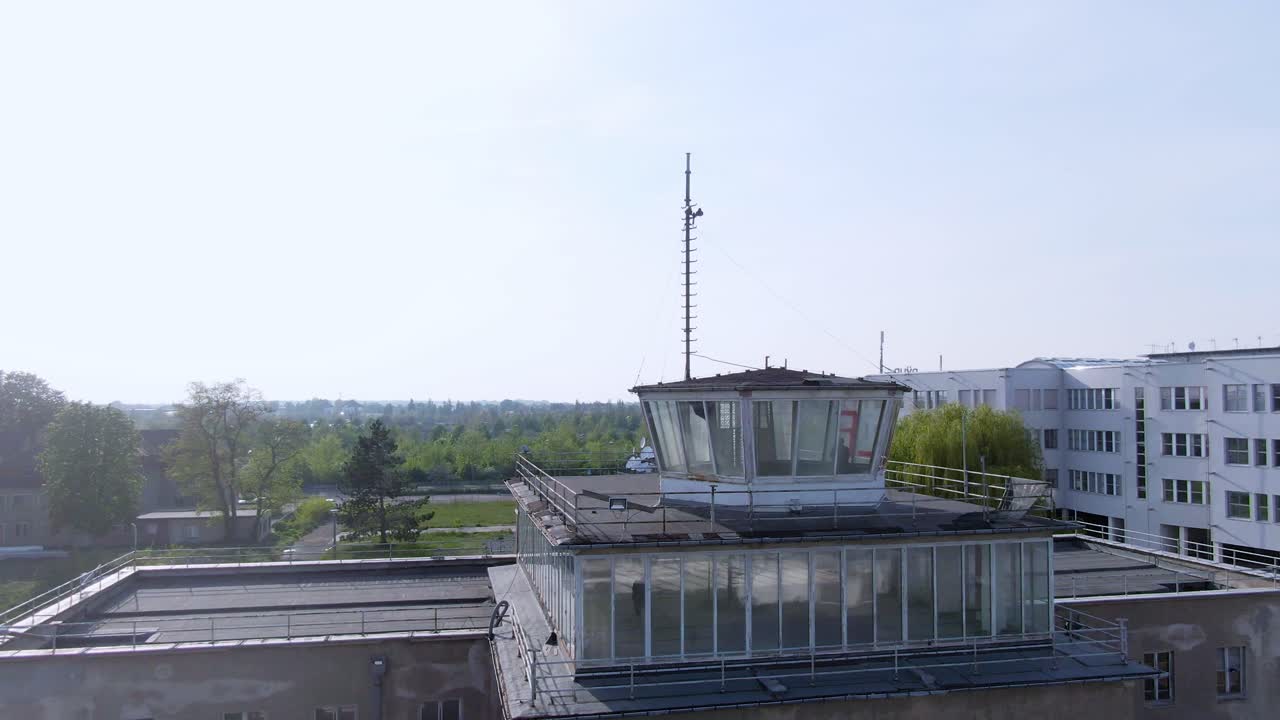 ripresa da drone di un edificio abbandonato