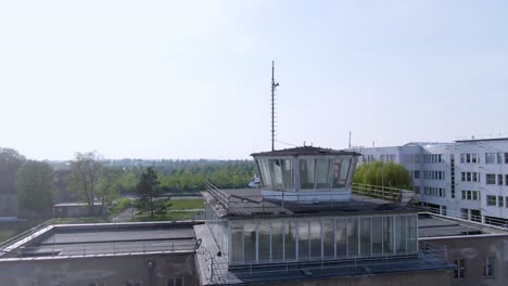 toma de drone de un edificio abandonado