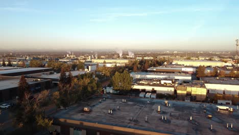 Toma-Aérea-Del-Amanecer-Temprano-En-La-Mañana-Sobre-El-área-Industrial-De-Calgary-Se