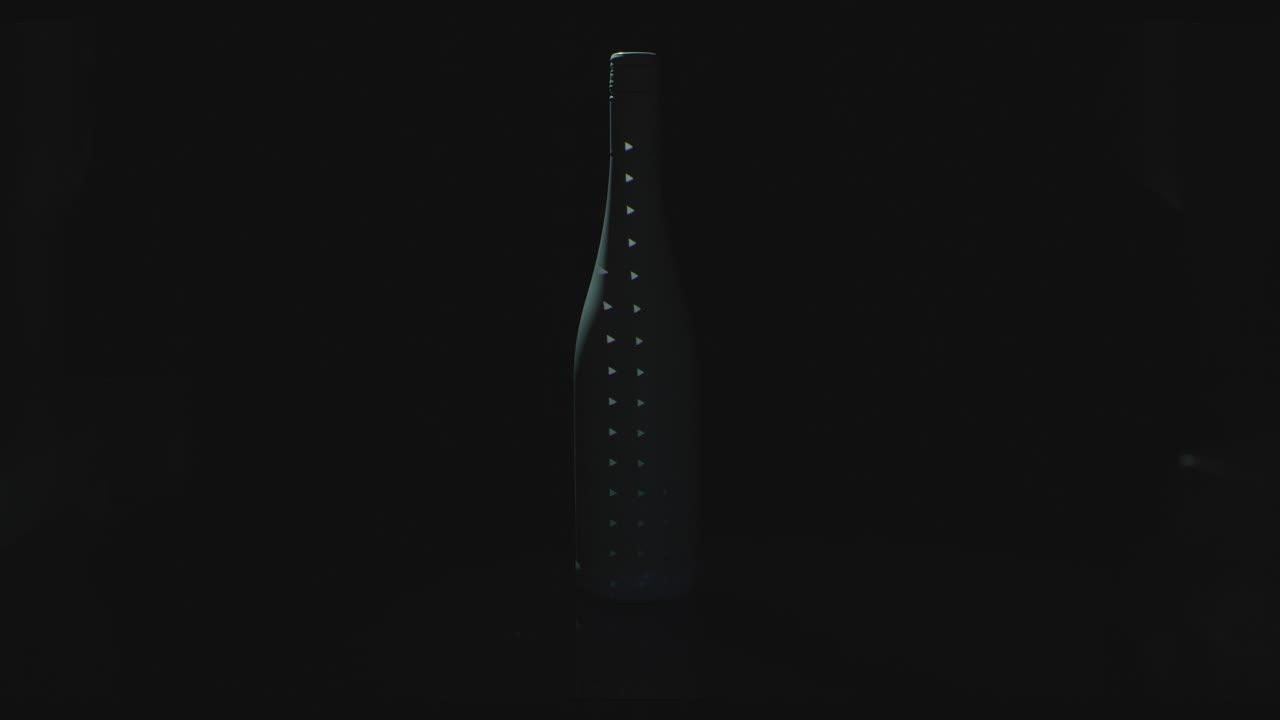 se muestra una botella digital