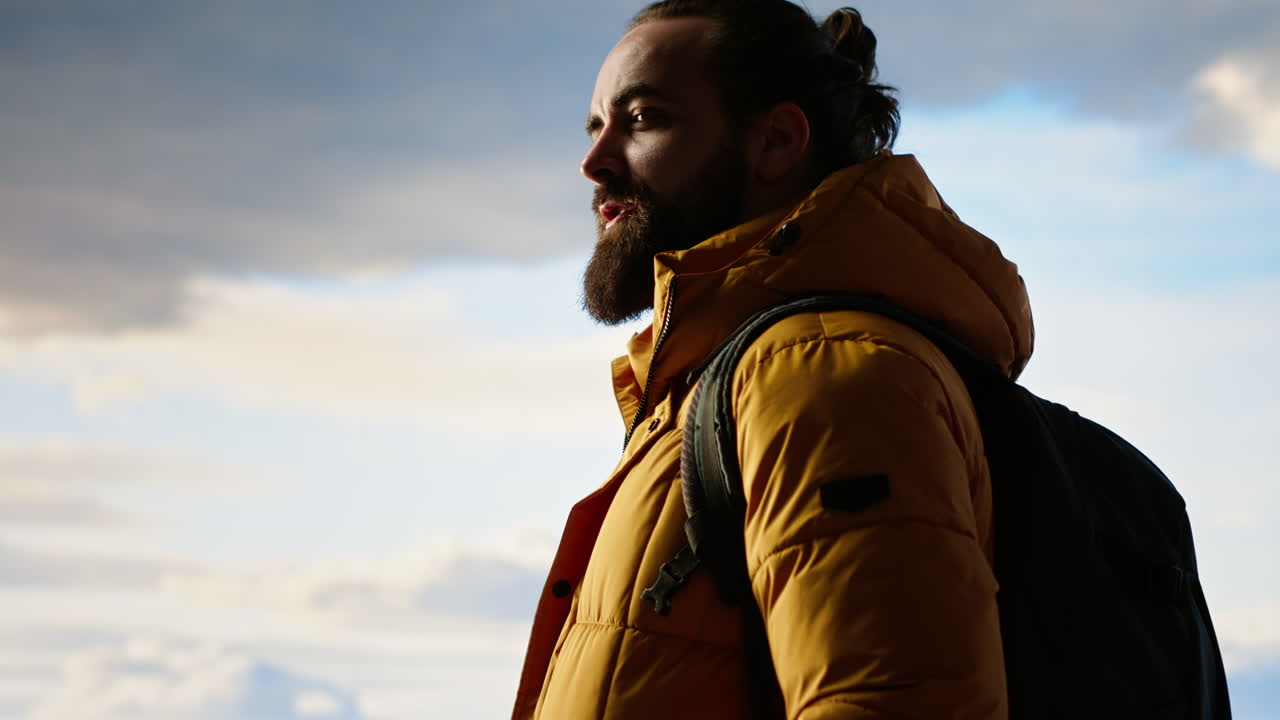 el viajero masculino se asombra de los interminables picos de las montañas y el vasto cielo.