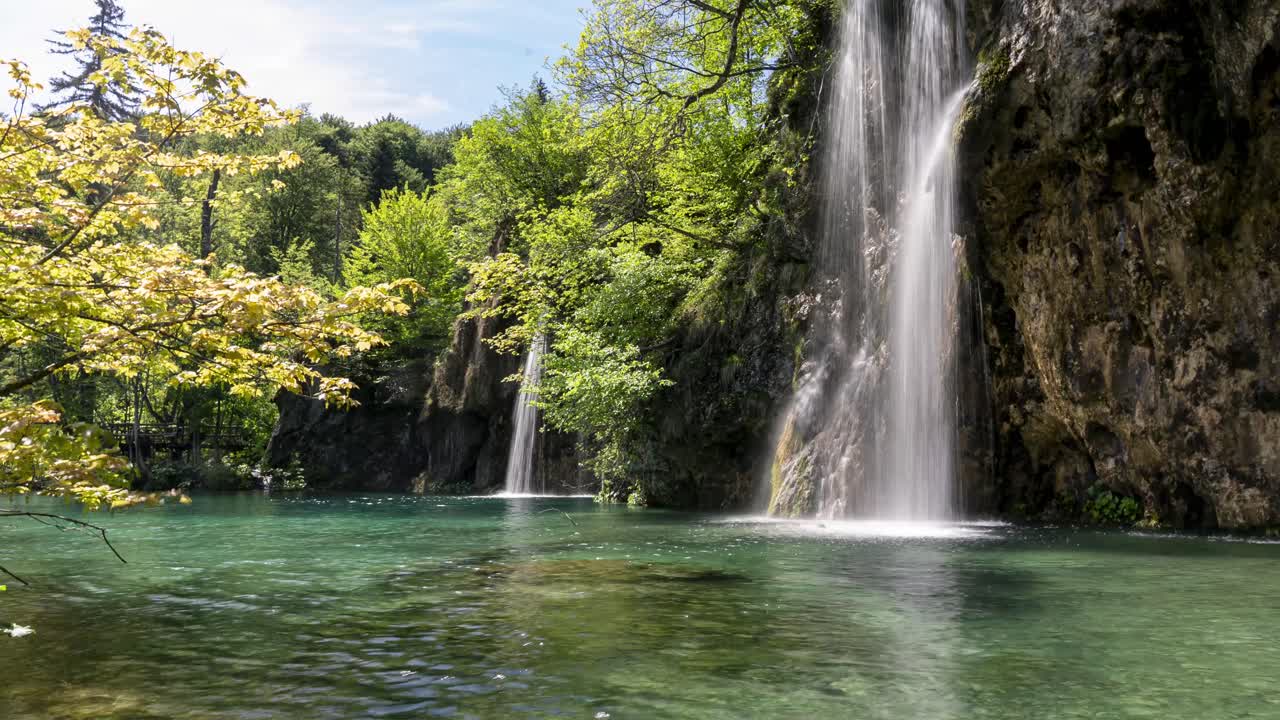 vista de lapso de tiempo de cascadas en los lagos de plitvice