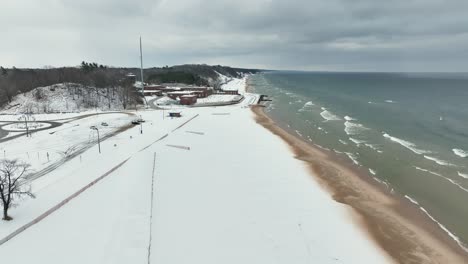 Küstenstrecke-Mit-Drohne-Entlang-Des-Gefrorenen-Sandes