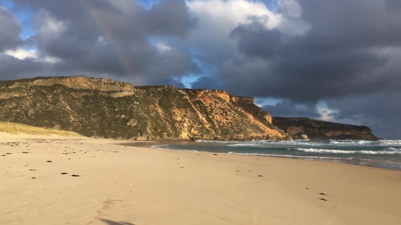 playa de salmón en el oeste de australia con lluvia ligera y arco iris