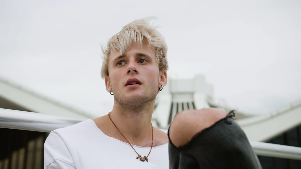 야외에서 젊은 남자