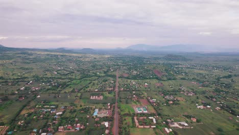 Paisaje-De-Las-Granjas-Y-La-Carretera-En-La-Ciudad-De-Moshi-En-Tanzania