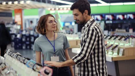 En-La-Tienda-De-Electrónica,-Una-Consultora-Da-Consejos-Profesionales-A-Un-Joven