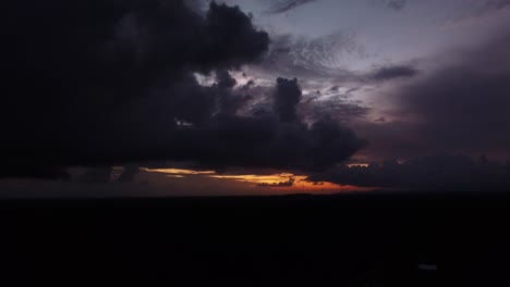 sunset timelapse fue filmado por un dron en ubud, bali, indonesia.