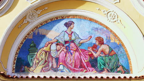 mosaico de luneta en la fachada amarilla decorada de un edificio en praga