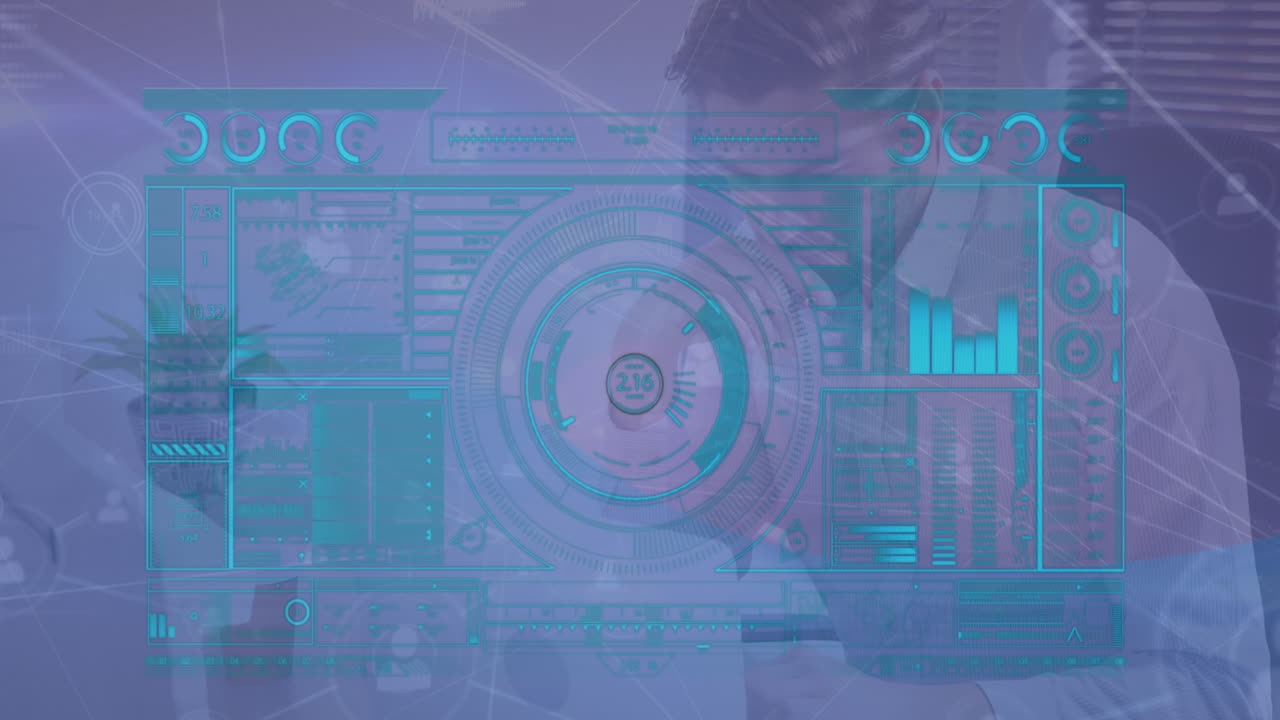 animación del procesamiento de datos en una pantalla digital sobre un hombre caucásico que usa una computadora portátil