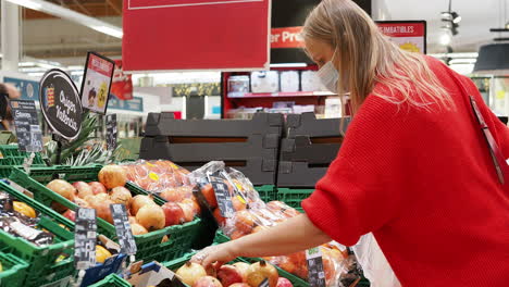 Young-woman-in-vegetable-department