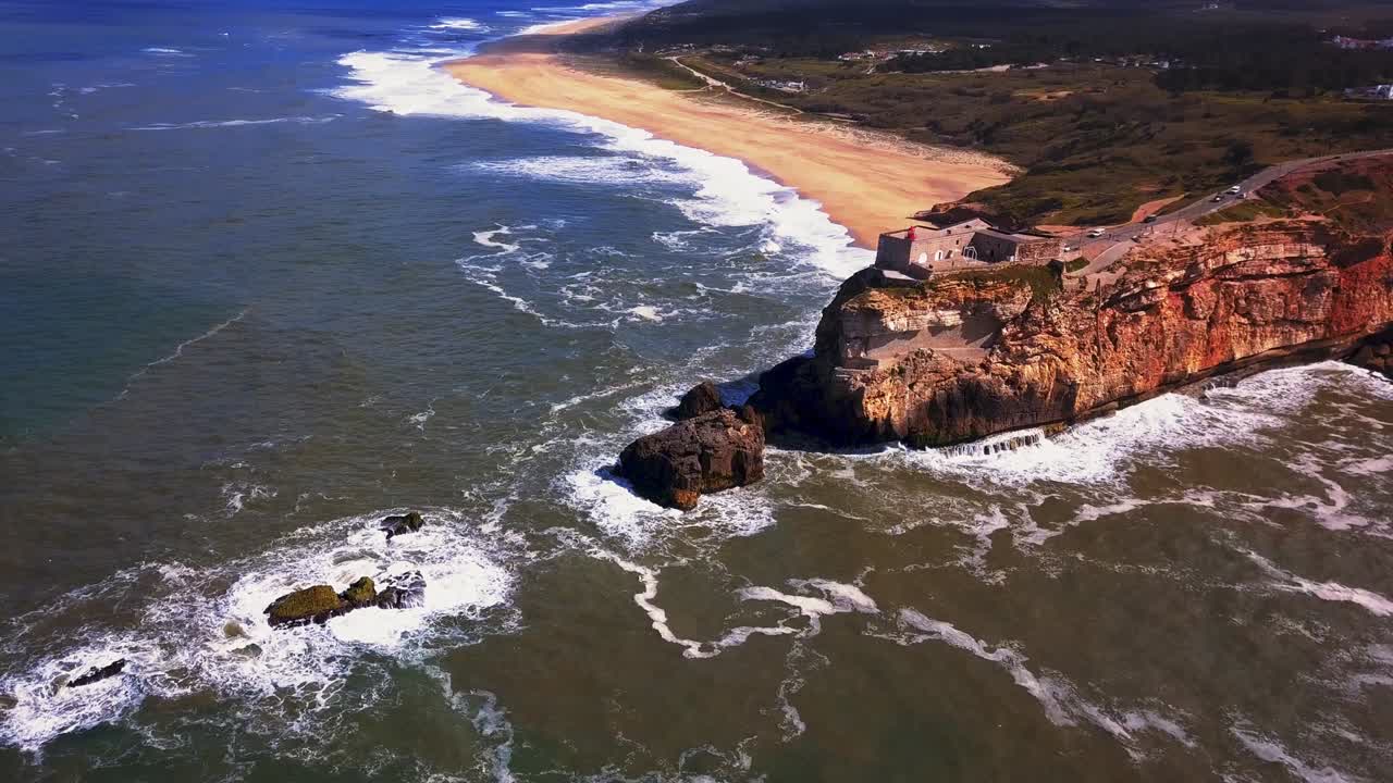 Un luogo iconico sulla costa atlantica, la Mecca del surf su onde giganti. Vista del faro di Nazaré nel Zon North Canyon, il luogo con le onde più grandi d'Europa, Nazaré, Portogallo