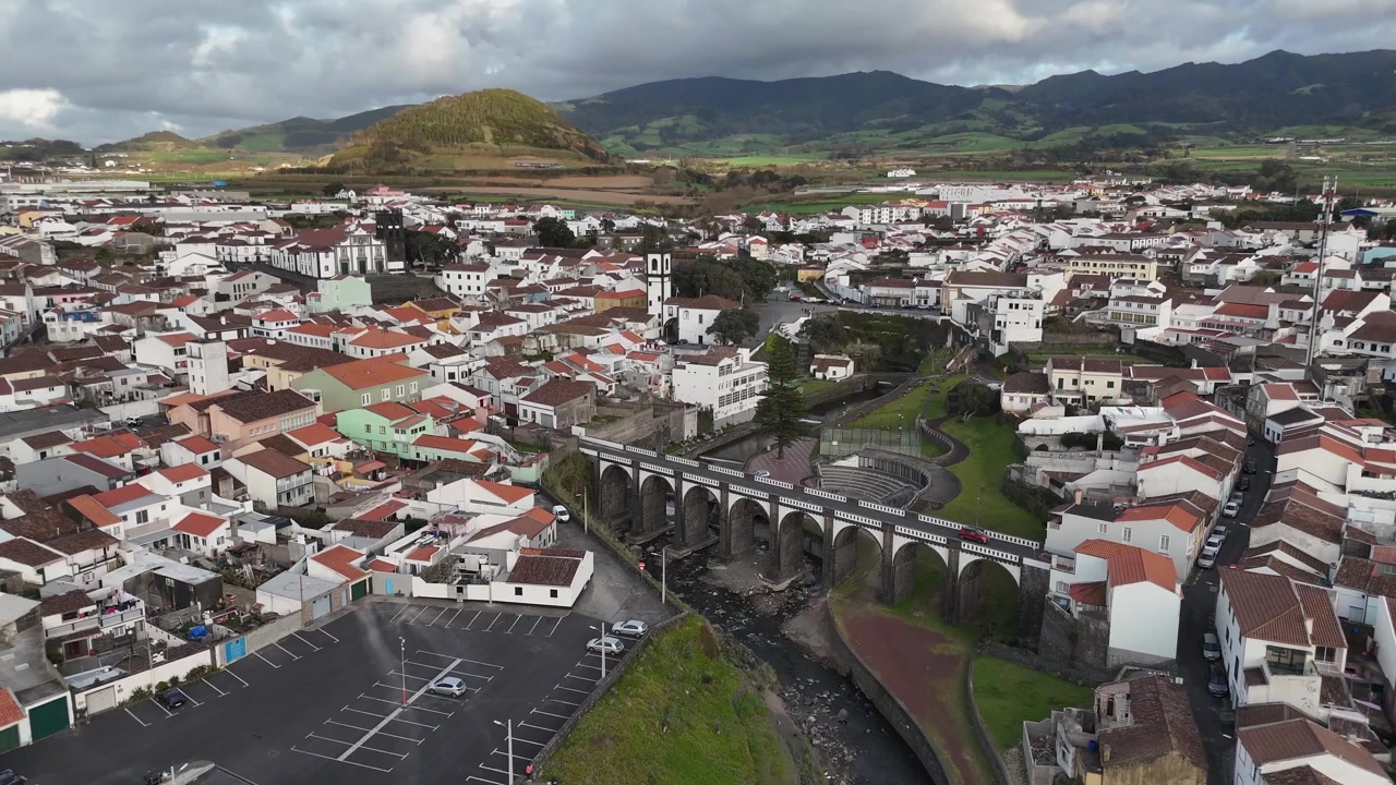 Ampio panorama aereo della città di Ribeira Grande sulla costa settentrionale dell'isola di São Miguel, Azzorre. Vista drone del paesaggio urbano, degli edifici tradizionali e della vicina costa atlantica