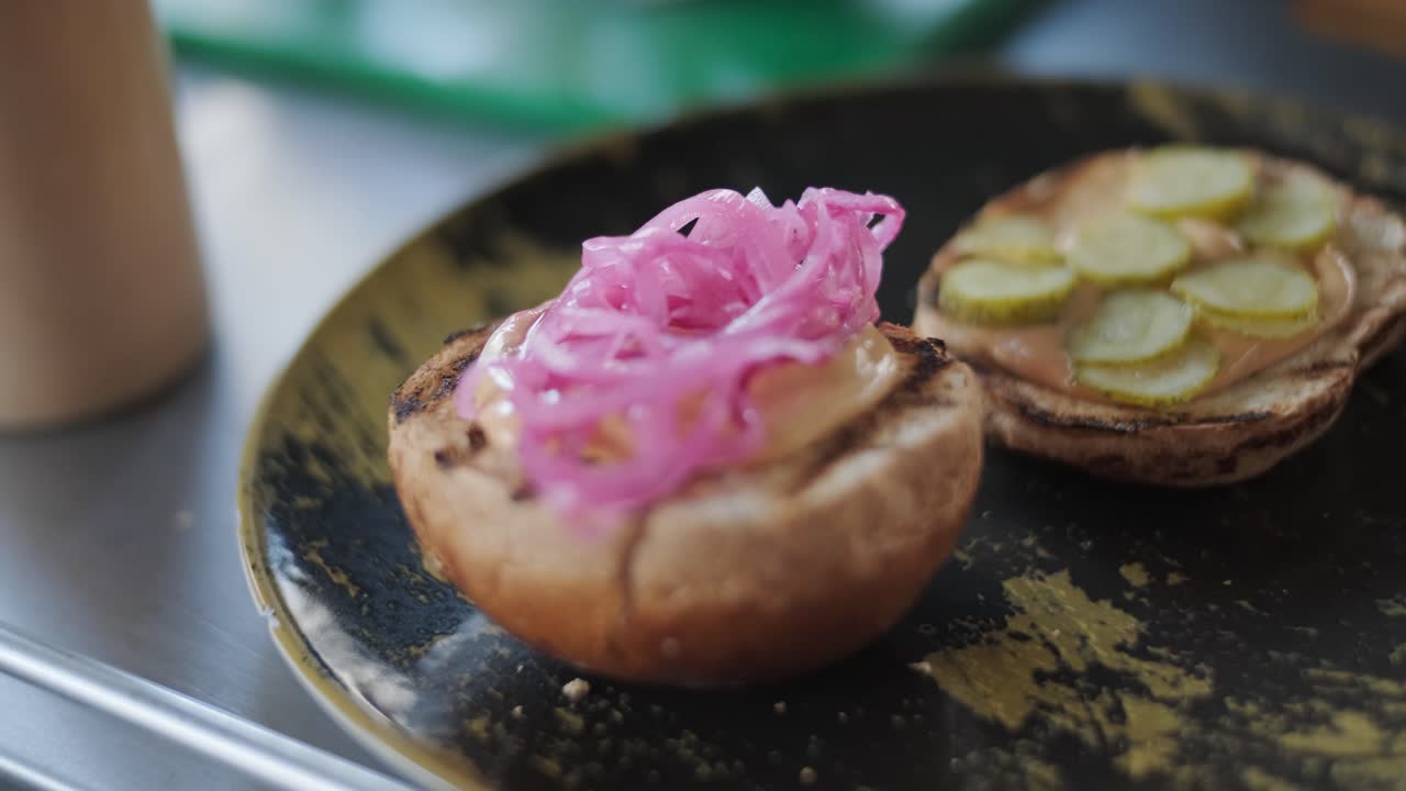 estoy preparando hamburguesas.