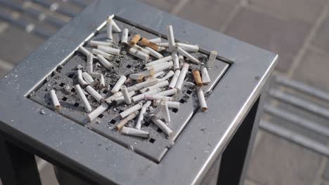 las colillas de los cigarrillos en un cenicero