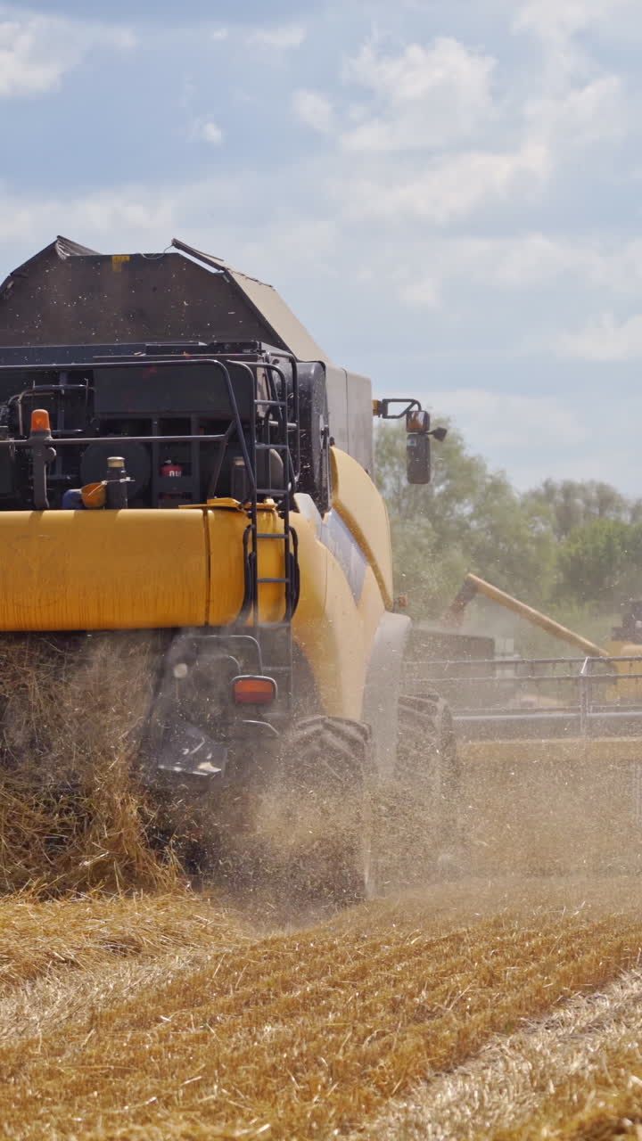 Cosechadora trabajando en un campo