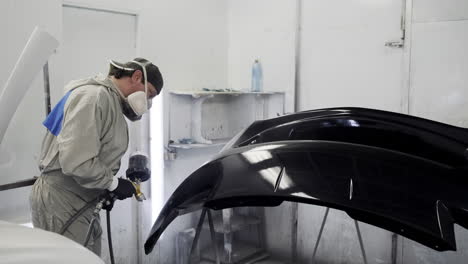 pintura de parachoques de automóviles en un taller de reparación