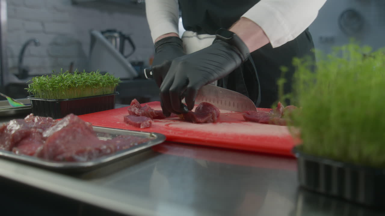 생고기를 준비하는 요리사