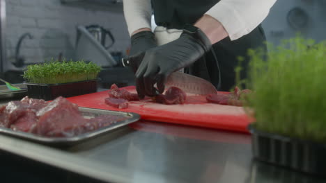 chef preparando carne cruda