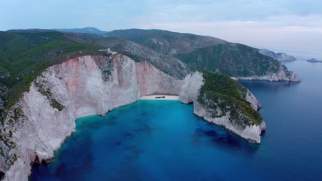 naufragio en una playa aislada en la isla de zakhyntos, antena