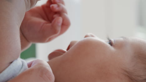 cerca de la madre besando al bebé riendo disfrutando amando a la madre cuidando a su niño mostrando amor en casa